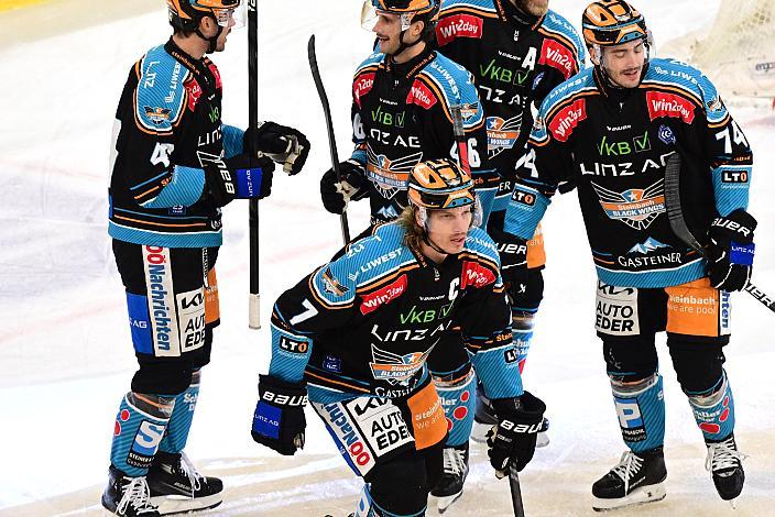 Die Steinbach Black Wings Linz feiern das Tor zum 2 zu 0 durch Brian Lebler (Steinbach Black Wings Linz)  Win2Day ICE Hockey League,  Steinbach Black Wings Linz vs  EC VSV,  Linz AG Eisarena