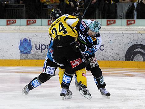 Jan-Axel Alavaara, Linz im Zweikampf mit Jonathan Ferland, Vienna, UPC Vienna Capitals vs EHC Liwest Black Wings, Play Off -Viertelfinale, Spiel 2