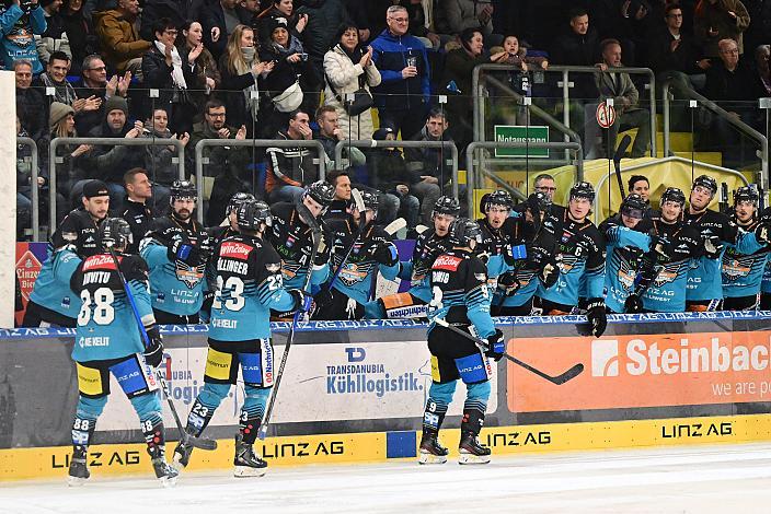 Die Steinbach Black Wings Linz feiern das Tor zum 5 zu 0 durch Jonathan Oschgan (Steinbach Black Wings Linz), 34. Runde ICE, Steinbach Black Wings Linz vs Hydro Fehervar AV 19, Linz AG Eisarena 