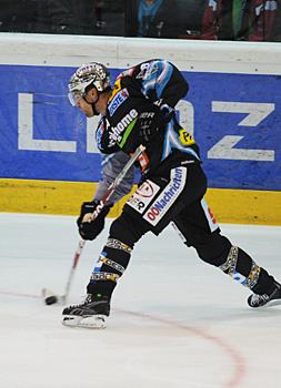 Pat Leahy Liwest Black Wings Linz scort zum 1 zu 0 gegen EC Red Bull Salzburg