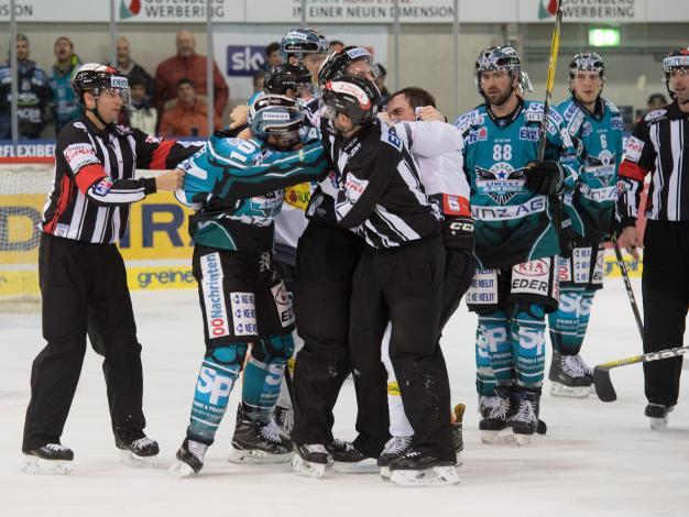 Marc-Andre Dorion (EHC Liwest Black Wings Linz) boxt Brock McBride (Dornbirner Eishockey Club), EHC Liwest Black Wings Linz vs Dornbirner Eishockey Club