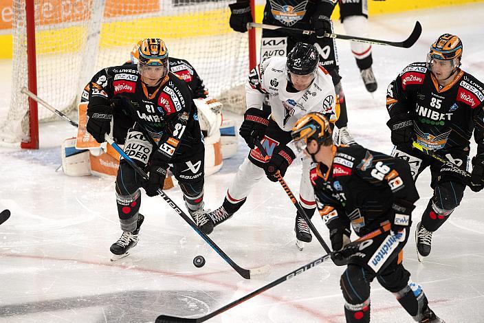 Ramon Schnetzer (Steinbach Black Wings Linz), Hampus Eriksson (Bemer Pioneers Vorarlberg) Steinbach Black Wings Linz vs Pioneers Vorarlberg, 13. Runde ICE Hockey League, Steinbach Black Wings Linz, Linz AG Eisarena 