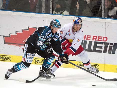 Rob Hisey, Linz und Thomas Raffl, EC Red Bull Salzburg, EHC Liwest Black Wings Linz vs EC Red Bull Salzburg