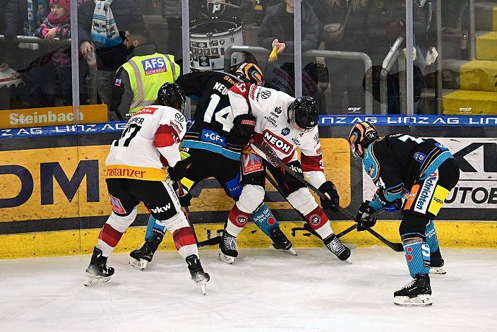 Henrik Neubauer (Steinbach Black Wings Linz), Aron Summer (Bemer Pioneers Vorarlberg),  Win2Day ICE Hockey League,  Steinbach Black Wings Linz vs Pioneers Vorarlberg,  Linz AG Eisarena 