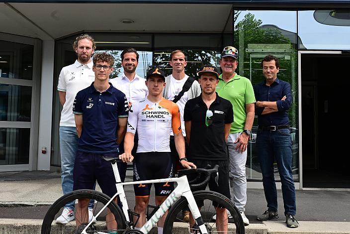 1. Reihe Valentin Hofer (AUT, Bahrain Victorious Development Team), Marvin Hammerschmid (AUT, Schwingshandl Intralogistics), Riccardo Zoidl (AUT, Hrinkow Advarics), 2. Reihe Zsolt Der (HUN, DS. Bahrain Victorious Development, Mario Rossmann (Präsident Cycling Upper Austria, Oberösterreich), Michael Creed (Team USA), Walter Ameshofer (LRV OÖ Vize Präsident), Thomas Schwingshandl (CEO Fa. Schwingshandl), Pressekonferenz 1. Etappe Oberösterreich Rundfahrt