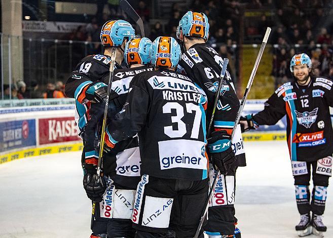 Im Bild: Linz feiert das 5 zu 1 Eishockey,  EHC Liwest Black Wings Linz vs Hydro Fehervar AV 19