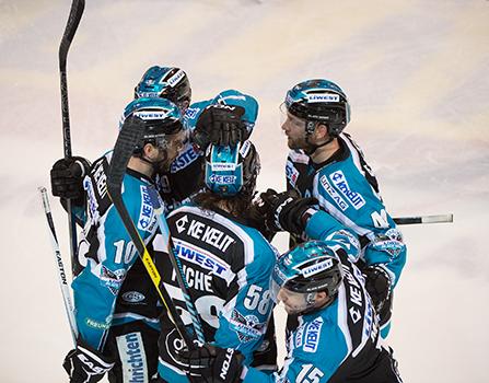 Linz feiert, EHC Liwest Black Wings Linz vs HC TWK Innsbruck  Die Haie