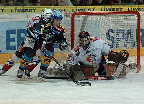 #20 Brad Purdie, Liwest Black Wings Linz vor dem Tor von Jesenice, gehuetet von der#33 Robert Kristan, HK Acroni Jesenice.