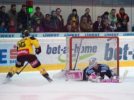 Michael Ouzas, Linz klaert gegen Patrick MacArthur (UPC Vienna Capitals, #16), EHC Liwest Black Wings Linz vs UPC Vienna Capitals