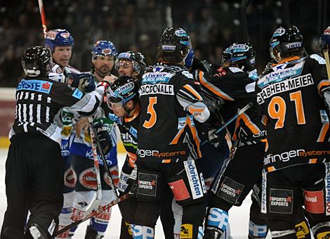 Liwest Black Wings Linz liefern sich harte Kaempfe gegen den  EC VSV