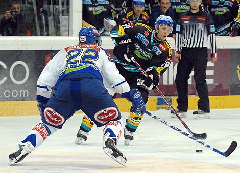 #79 Gregor Baumgartner, Liwest Black Wings im Duell mit der #22 Thomas Pfeffer, VSV.