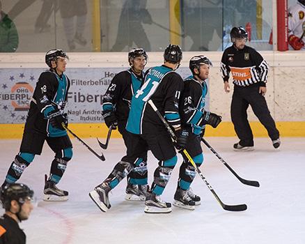 Rob Hisey (EHC Liwest Black Wings Linz) feiert das 1 zu 1, SCL Tigers, EHC Liwest Black Wings Linz vs SCL Tigers