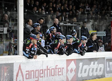 Die Spielerbank des EHC Liwest Black Wings Linz.