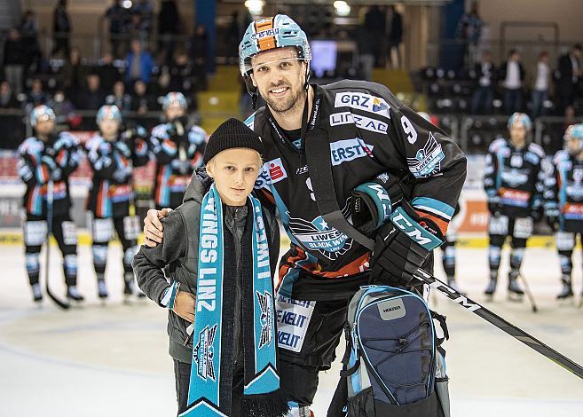 Im Bild Spieler des Abends Rick Schofield (EHC Liwest Black Wings Linz),  Eishockey, EHC Liwest Black Wings Linz vs HC Bozen