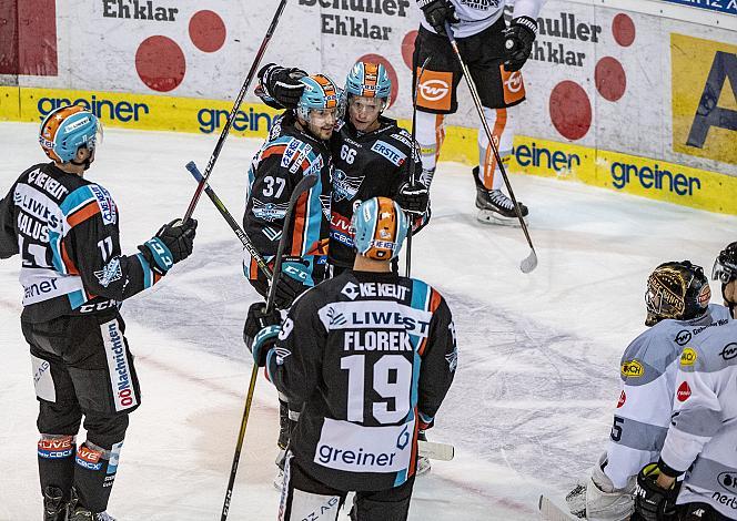 Im Bild: Stefan Gaffal (EHC Liwest Black Wings Linz) und Andreas Kristler (EHC Liwest Black Wings Linz) feiern das 3 zu 2 Eishockey,  EHC Liwest Black Wings Linz vs Dornbirn Bulldogs