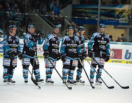 Linz feiert den Heimsieg gegen Innsbruck, EHC Liwest Black Wings Linz vs HC TWK Innsbruck  Die Haie