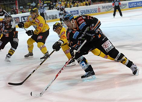 Pat Leahy, Liwest Black Wings Linz im ANgriff auf das Tor der Vinna Capitals.