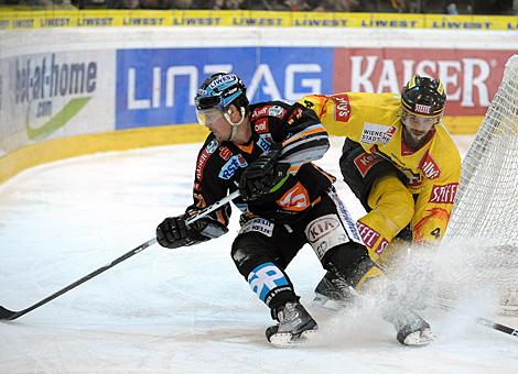 Rob Shearer Liwest Black Wings Linz verfolgt von Philippe Lakos EV Vienna Capitals