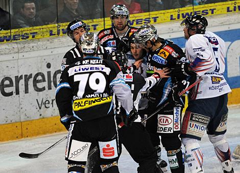 Rangelei vor dem Tor der Ungarn, Liwest Black Wings Linz vs. SAPA Fehervar AV19