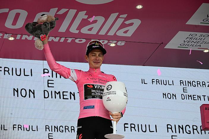 Im Rosa Trikot des Gesamtführenden des Giro d´ Italia Jonas Vingegaard (DEN, Team Visma - Lease a Bike) Gemona del Friuli 1976-2026 - Piancavallo, 109. Giro d Italia