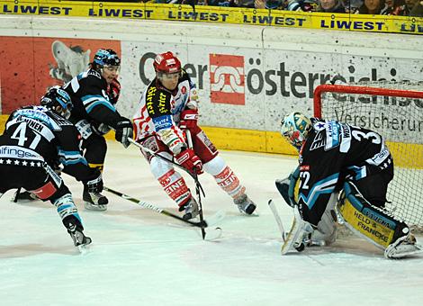 #25 Kirk Furey, Verteidiger, KAC, vor dem Tor der Linzer mit Tormann Alex Westlund, EHC Liwest Black Wings Linz.   