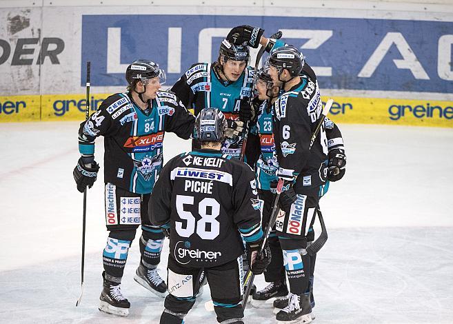 Brian Lebler (EHC Liwest Black Wings Linz) und Fabio Hofer (EHC Liwest Black Wings Linz) feiert  EHC Liwest Black Wings Linz vs HC Orli Znojmo