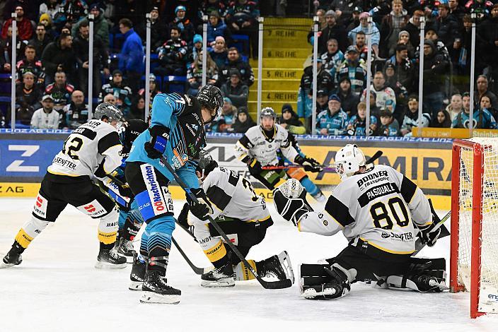 Brian Lebler (Steinbach Black Wings Linz), Tormann Edward Pasquale (HC Pustertal Wölfe)  28. Runde ICE, Steinbach Black Wings Linz vs HC Falkensteiner Pustertaler Wölfe, Linz AG Eisarena 