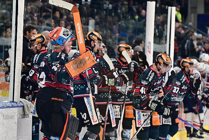 Das Team der Steinbach Black Wings Linz Steinbach Black Wings Linz vs Hydro Fehervar AV19, Weihnachtstrikot ICE Eishockey Liga, Linz AG Eisarena