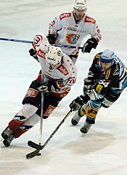 #54 Raimund Divis, EHC Liwest Black Wings Linz im Duell mit der #58 Derek Bekar, HK Acroni Jesenice.