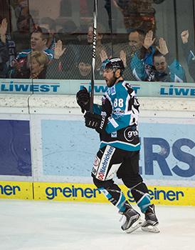 EHC Liwest Black Wings Linz vs HCB Suedtirol Dan DaSilva (EHC Liwest Black Wings Linz) jubelt 