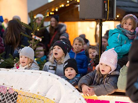 Kinder beim Adventsingen der Liwest Black Wings Linz  am Martin Lutherplatz in Linz.