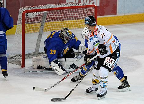 Pat Leahy, Liwest Black Wings Linz vor dem Tor der Muenchner gehuetet von Jochen Vollmer, EHC Muenchen.                               