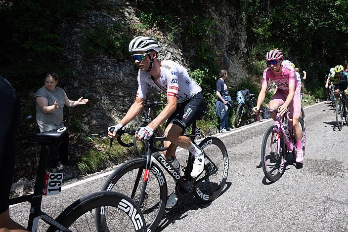 Felix Grossschartner (AUT, UAE Team Emirates), Tadej Pogacar (SLO, UAE Team Emirates) im Rosa Terikot des Gesamtführenden des 107. Giro d Italia, Stage 20, Alpago - Bassano del Grappa, km 184