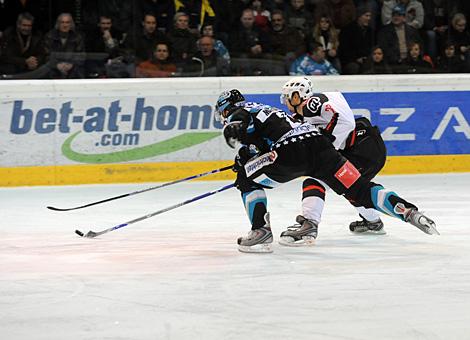 #29 Markus Matthiasson, Stuermer, Liwest Black Wings Linz im Duell mit der #28 Ales Kranjc, Verteidiger, HK Acroni Jesenice.