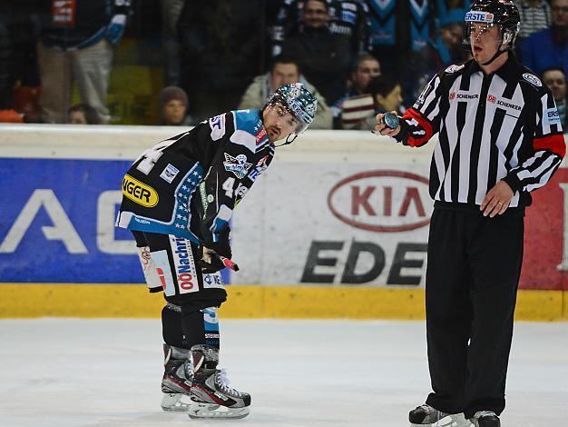 Fabian Scholz (Liwest Black Wings Linz) und Schiedsrichter Wolfgang Fussi, EHC Liwest Black Wings Linz vs EC VSV, Play-Offs, Viertelfinale 
