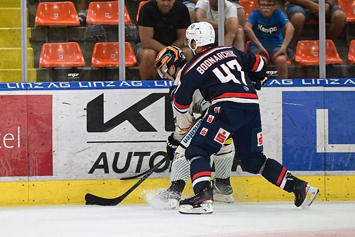 Niklas Bretschneider (Steinbach Black Wings Linz), Andrew Bodnarchuk (Kassel Huskies) Testspiel, Steinbach Black Wings Linz vs Kassel Huskies , Linz AG Eisarena 