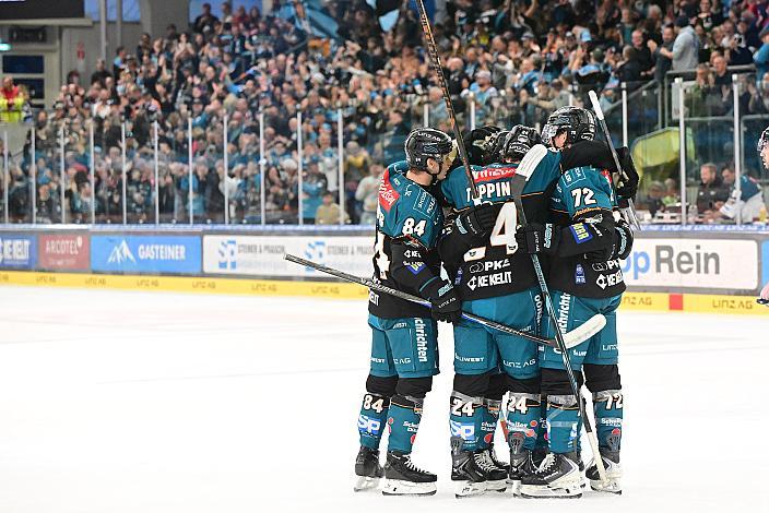 Die Steinbach Black Wings Linz feiern das Tor zum 5 zu 1 durch Emil Romig (Steinbach Black Wings Linz), 8. Runde ICE, Steinbach Black Wings Linz vs EC KAC, Linz AG Eisarena 