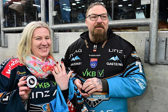 Heiratsantrag Rene und Sabine Mauthofer, am Eis 48. Runde ICE, Steinbach Black Wings Linz vs Vienna Capitals, Linz AG Eisarena