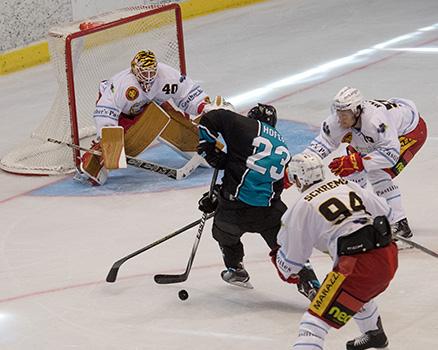 Fabio Hofer (EHC Liwest Black Wings Linz) vor Tormann Damiano Ciaccio, SCL Tigers Langnau,  SCL Tigers, EHC Liwest Black Wings Linz vs SCL Tigers