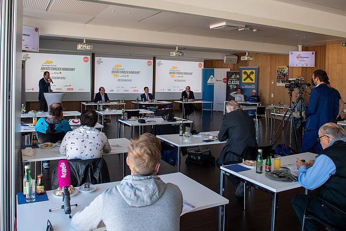 v.l. Paul Resch (Präsident LRV Oberösterreich), Wirtschafts- und Sport-Landesrat Markus Achleitner (Oberösterreich), Dr. Bernhard Marckhgott (Raiffeisen OÖ), Pressekonferenz Int. Raiffeisen Oberösterreich Rundfahrt (UCI Kat. 2.2)