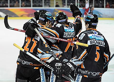 Die Liwest Black Wings Linz jubeln ueber das Tor von Gregor Baumgartner.