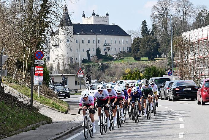 Peloton der Damen, bei Wilhering, im Hintergrund Schloss Ottensheim, 65. Rad Saison Eroeffnungsrennen Leonding  65. Rad Saison Eroeffnungsrennen Leonding