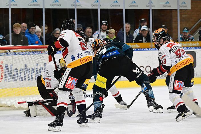 Tormann David Madlener (Bemer Pioneers Vorarlberg), Brian Lebler (Steinbach Black Wings Linz) Steinbach Black Wings Linz vs BEMER Pioneers Vorarlberg, ICE Eishockey Liga, Linz AG Eisarena