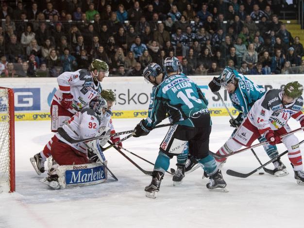 Brian Lebler (EHC Liwest Black Wings Linz) vor Tormann Marcel Melichercik (HCB Suedtirol Alperia)  und  EHC Liwest Black Wings Linz vs HCB Suedtirol Alperia 3. Viertelfinale