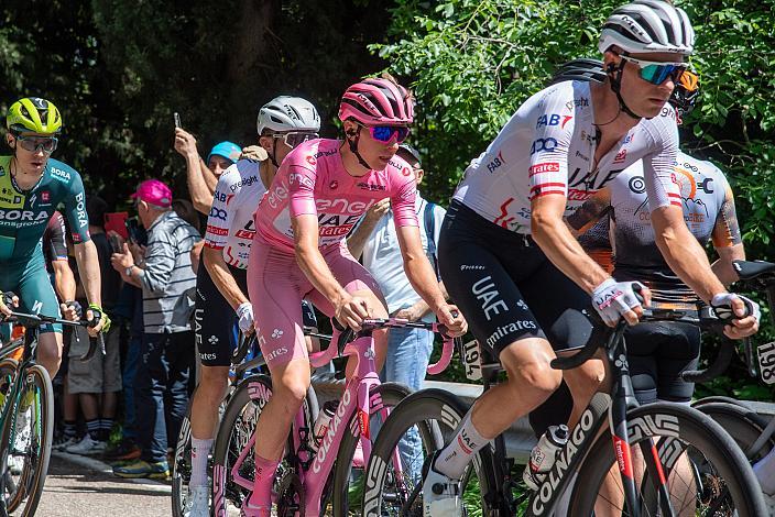 Felix Grossschartner (AUT, UAE Team Emirates), Tadej Pogacar (SLO, UAE Team Emirates) im Rosa Terikot des Gesamtführenden des 107. Giro d Italia, Stage 20, Alpago - Bassano del Grappa, km 184