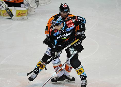 #21 Philipp Lukas, Stuermer, Liwest Black Wings Linz vor dem Tor der EC Graz 99ers.