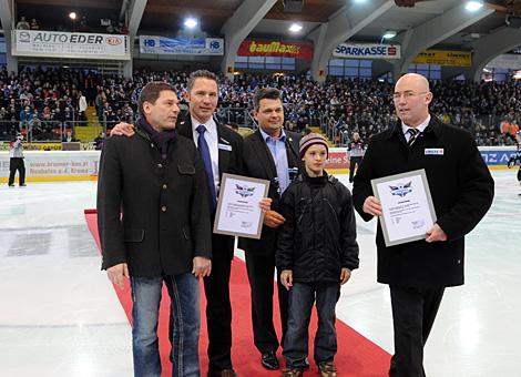 Rick Nasheim und Christian Perthaler, geehrt fuer die Verdienste um das Eishockey in Linz.  