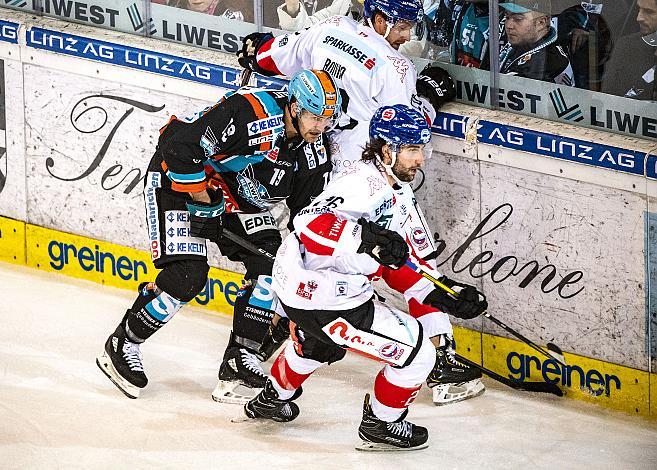 Im Bild: Justin Florek (EHC Liwest Black Wings Linz), Joel Broda (HC TWK Innsbruck  Die Haie), Michael Boivin (HC TWK Innsbruck  Die Haie), Eishockey,  EHC Liwest Black Wings Linz vs HC TWK Innsbruck