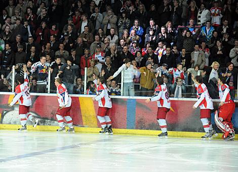 Letztes Heimspiel der Saison fuer Salzburg, die Red Bulls feiern mit den Fans.