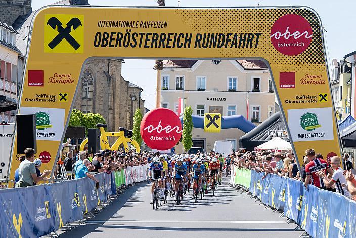 Das Peleton bei Bad Leonfelden 2. Etappe Wels - Bad Leonfelden, Int. Raiffeisen Oberösterreich Rundfahrt UCI Kat. 2.2